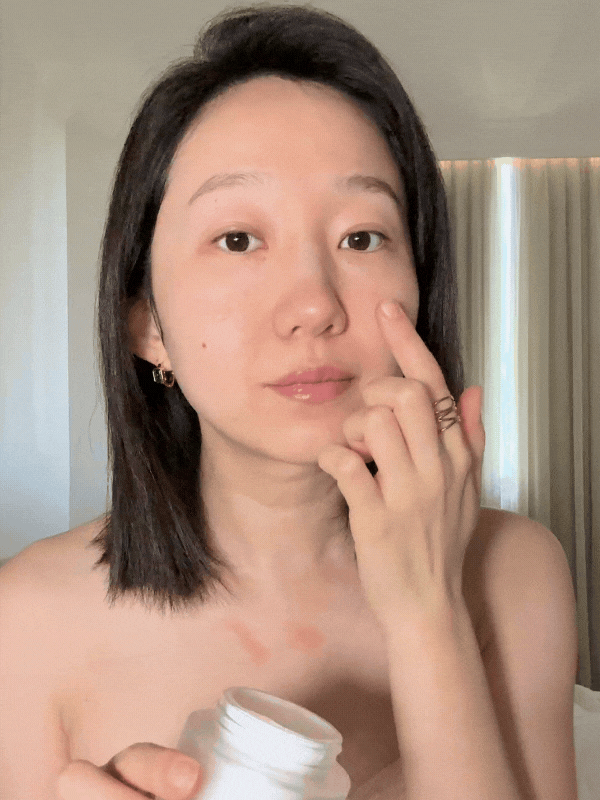 01 Apply moistarter on the skin after cleaning